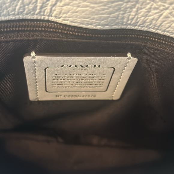 LIKE NEW! USED VERY BRIEFLY. VANILLA COLORED COACH BAG - Picture 7 of 9